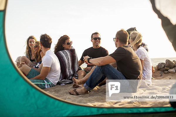 Gruppe von Freunden Camping am Strand