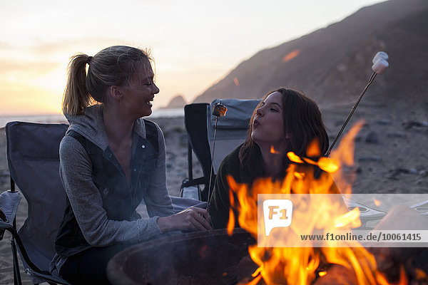 Freundinnen beim Grillen am Strand  Malibu  Kalifornien  USA