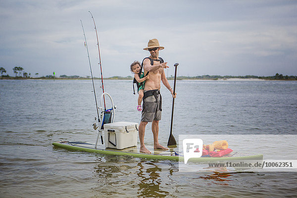 Mann und Tochter Standup Paddleboarding im Sound  Fort Walton  Florida  USA