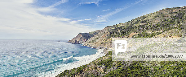 Panoramablick auf Küste und Meer  Big Sur  Kalifornien  USA