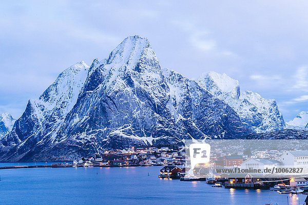 Das Fischerdorf Reine in der Abenddämmerung  Lofoten  Norwegen