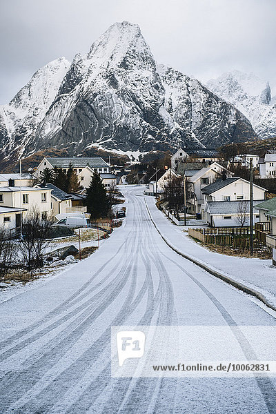Schneebedeckte Straße durch Reine  Lofoten  Norwegen