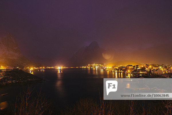 Fischerdorf bei Nacht  Reine  Lofoten  Norwegen