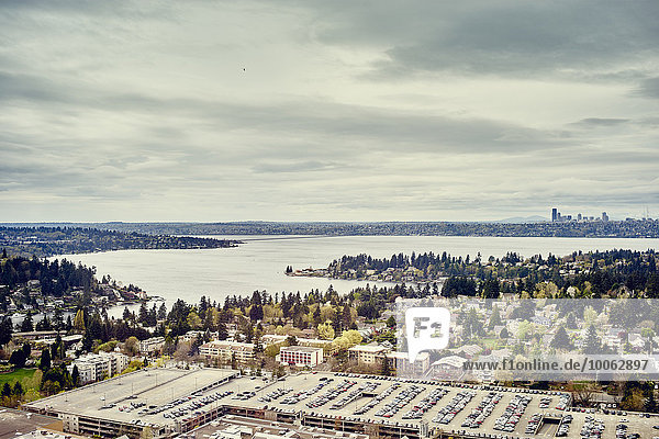 Blick auf den Washington Lake vom Lincoln Square  Seattle  Washington State  USA