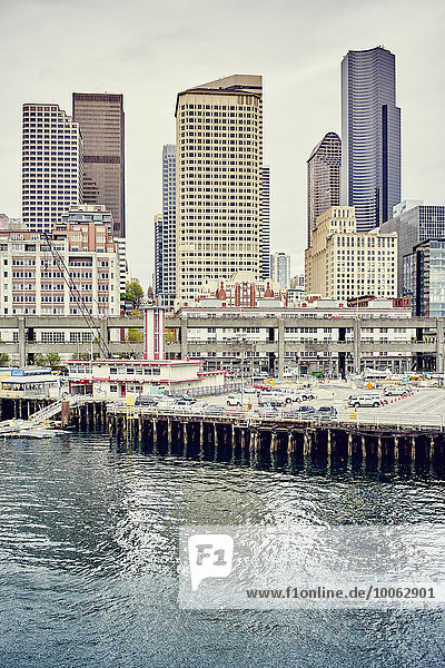 Blick auf die Waterfront mit Columbia Centre und Henry M. Jackson Federal Buildings  Seattle  Washington State  USA