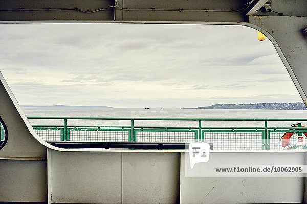 Blick auf Puget Sound vom Fährfenster  Seattle  Washington State  USA