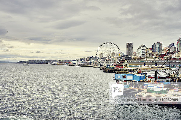 Blick auf Waterfront und Seattle Great Wheel  Seattle  Washington State  USA