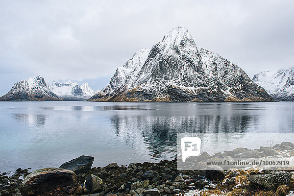 Küste und schneebedeckte Berge  Reine  Norwegen