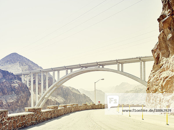 Blick auf Straße und Brücke am Hoover Dam  Nevada  USA