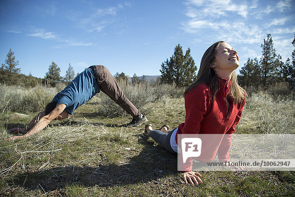 Paar praktiziert Yoga  Smith Rock State Park  Oregon