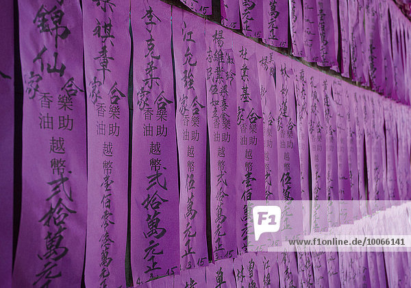 Gebetspapier in chinesischem Tempel in Ho Chi Minh Stadt  Vietnam