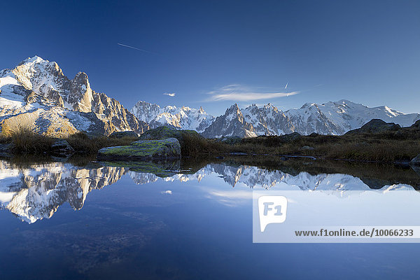 Mont Blanc Massiv spiegelt sich im Lac des Chésery  Chamonix-Mont-Blanc  Rhône-Alpes  Frankreich  Europa