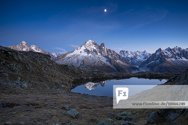 Berg Aiguille Verte  spiegelt sich im Lac des Chésery nach Sonnenuntergang  Chamonix-Mont-Blanc  Rhône-Alpes  Frankreich  Europa
