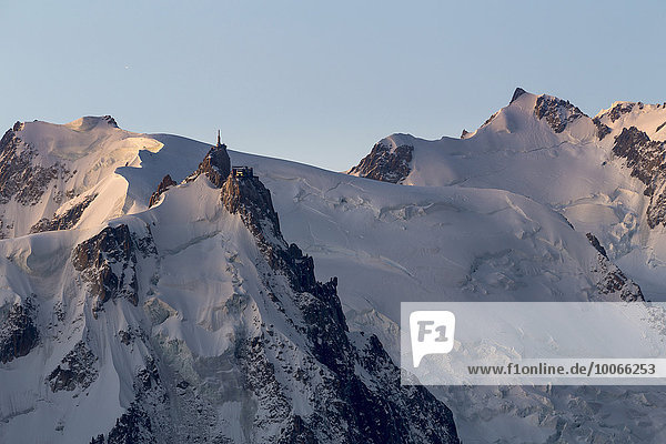 Bergstation Aiguille du Midi im Morgenlicht  Chamonix-Mont-Blanc  Rhône-Alpes  Frankreich  Europa