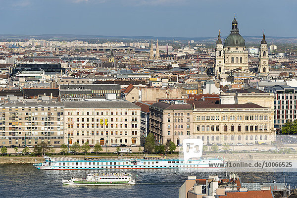 Ausblick auf Altstadt mit Donau  Schiffen und St.-Stephans-Basilika  Budapaest  Ungarn  Europa