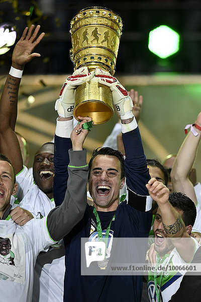 DFB-Pokal Endspiel 2015,  Pokal in Händen von VfL Wolfsburg Torwart Diego Benaglio,  Olympiastadion,  Berlin,  Deutschland,  Europa