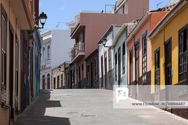 Straße mit bunten Häusern  Tazacorte  La Palma  Kanarische Inseln  Spanien  Europa