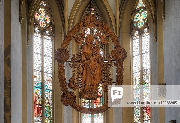 Schwebende Madonna im Rosenkranz oder Riemenschneider-Madonna  Wallfahrtskirche Maria im Weingarten  Volkach  Mainfranken  Unterfranken  Franken  Bayern  Deutschland  Europa