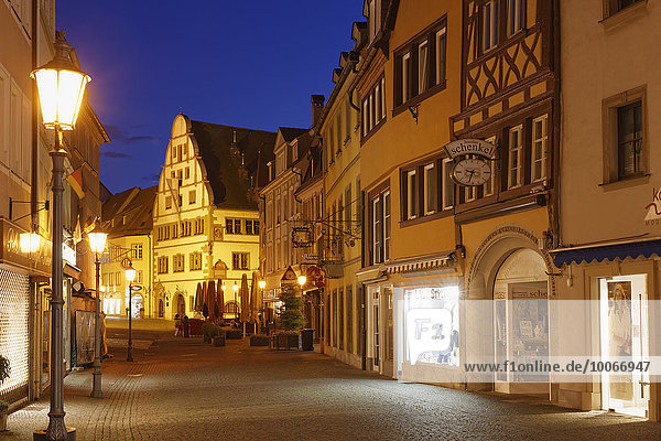 Marktstraße mit Rathaus  Altstadt  Kitzingen  Mainfranken  Unterfranken  Franken  Bayern  Deutschland  Europa