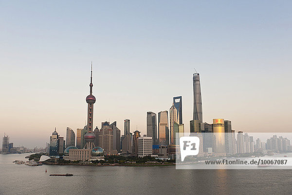 Skyline mit Wolkenkratzern  Fernsehturm Oriental Pearl Tower  Shanghai Tower  Jin Mao Tower  Huangpu-Fluss  Pudong  Shanghai  China  Asien