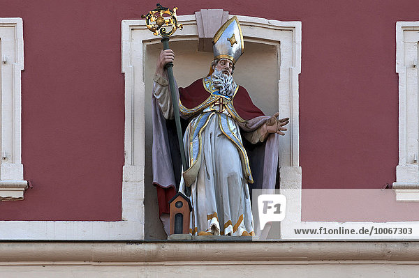 Skulptur vom Bischof Etto  734-776  am barocken Rathaus von 1757  Ettenheim  Baden-Württemberg  Deutschland  Europa