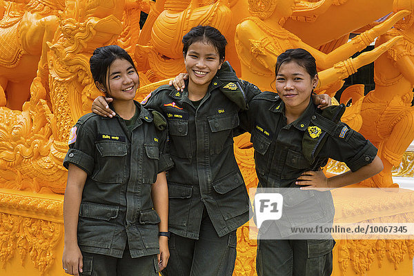 Weibliche Soldaten der Thai-Armee vor Denkmal im Wat Phra That Nong Bua  Ubon Ratchathani  Isan  Isaan  Thailand  Asien