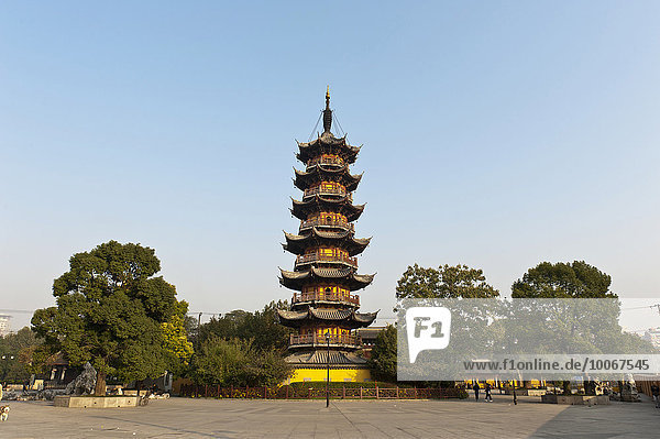 Glockenturm der Longhua Pagode  Longhua Tempelanlage  Shanghai  China  Asien