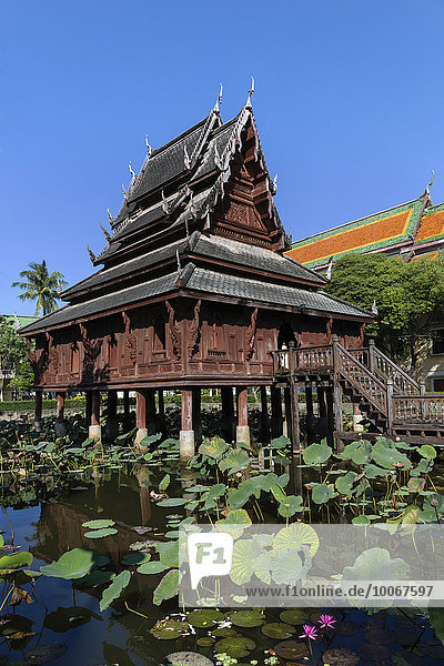 Wat Thung Si Mueang  Klosterbibliothek  Holz-Tempel  Lotusteich  Muang  Ubon Ratchathani  Isan  Isaan  Thailand  Asien