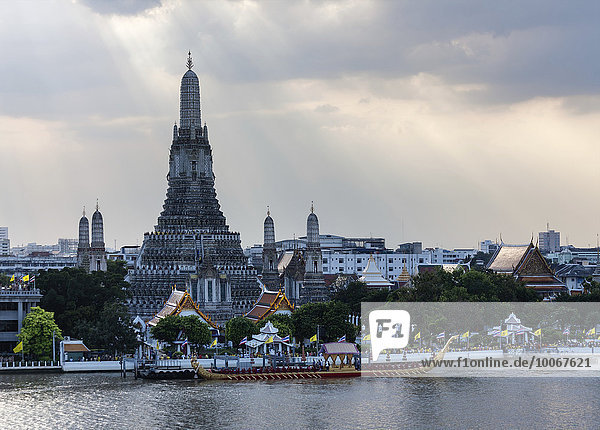 Königliche Barkenprozession auf dem Mae Nam Chao Phraya  Wat Arun  Tempel der Morgenröte  Bangkok  Thailand  Asien