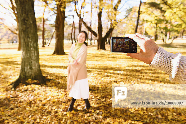 Senior Senioren nehmen Großstadt Herbst Gemälde Bild japanisch