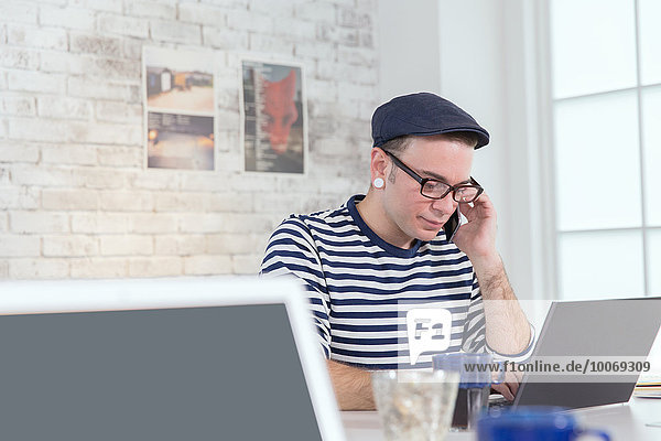 Europäer Mann arbeiten Büro modern