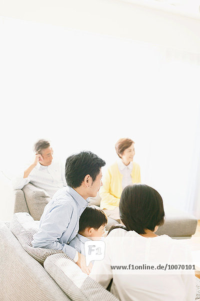 Couch Zimmer Mehrgenerationen Familie Wohnzimmer japanisch