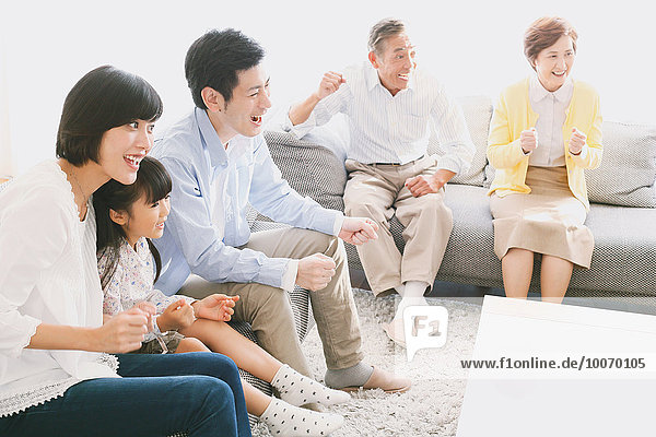 Couch Zimmer Mehrgenerationen Familie Wohnzimmer japanisch