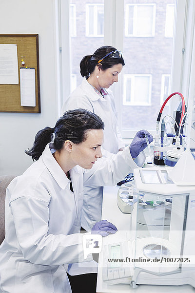 Wissenschaftlerinnen  die im Labor arbeiten