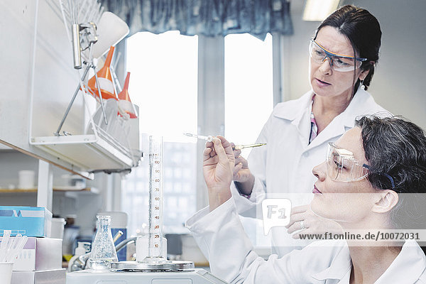 Wissenschaftlerinnen bei der Analyse von Chemikalien im Labor