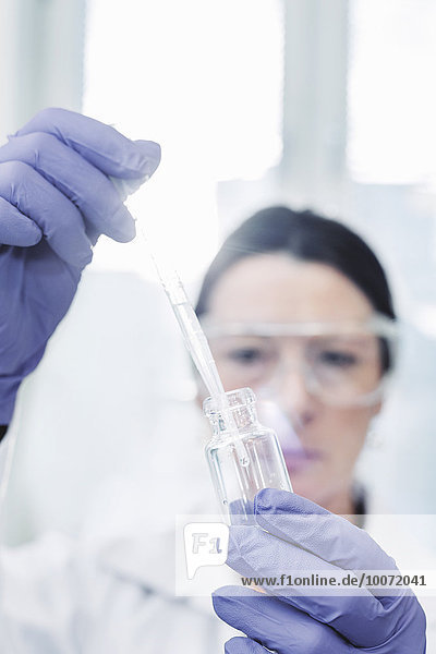 Wissenschaftlerin untersucht Chemikalie im Labor