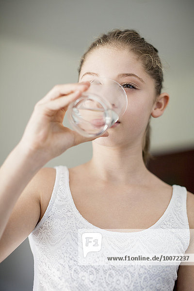 Mädchen trinkt ein Glas Wasser