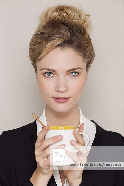 Schöne Frau mit einer Tasse Tee.