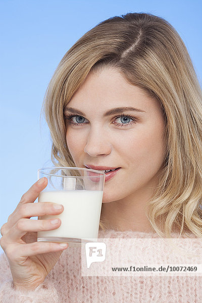 Nahaufnahme einer Frau  die Milch trinkt