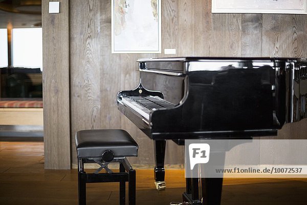 Klavier im Wohnzimmer  Crans-Montana  Schweizer Alpen  Schweiz