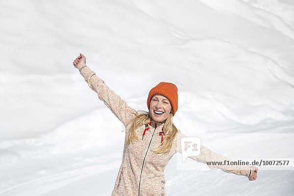 Glückliche schöne Frau im Schnee,  Crans-Montana,  Schweizer Alpen,  Schweiz
