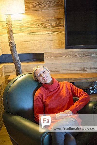Frau entspannt auf der Couch,  Crans-Montana,  Schweizer Alpen,  Schweiz