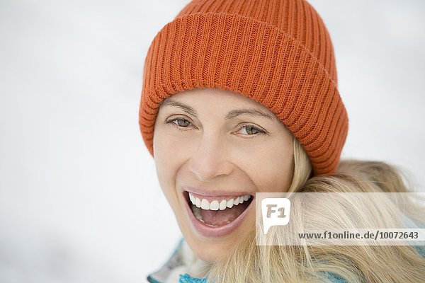 Porträt einer schönen lachenden Frau  Crans-Montana  Schweizer Alpen  Schweiz