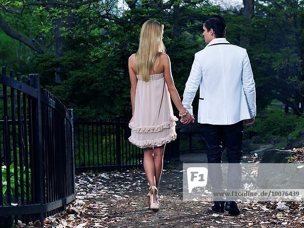 Rückansicht gehen halten jung Romantik