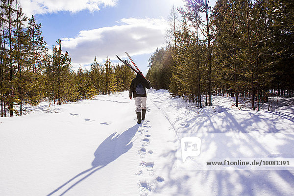 Mann Ski tragen Weg Schnee