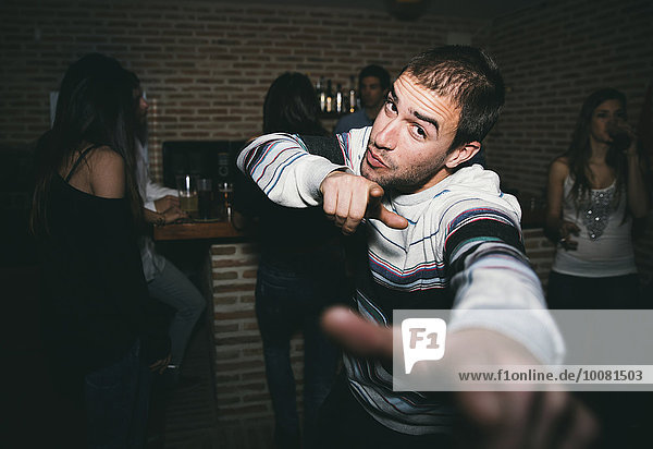Mann lächeln tanzen Nachtklub