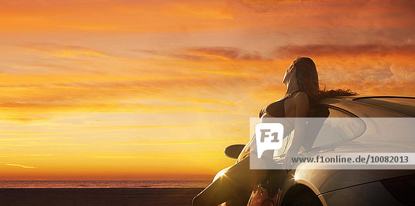 angelehnt Europäer Frau Auto Bikini Sonnenuntergang Sport