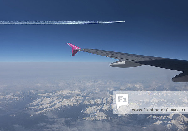 Flugzeug fliegen fliegt fliegend Flug Flüge Himmel über Alpen blau schweizerisch Schweiz Kanton Graubünden