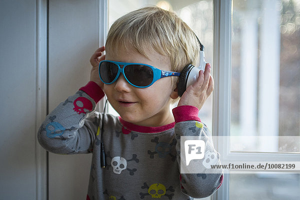 Innenaufnahme Europäer Junge - Person Kopfhörer Kleidung Sonnenbrille