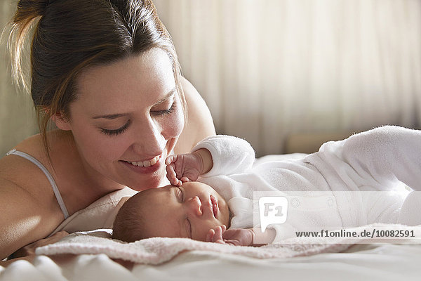 Neugeborenes neugeboren Neugeborene Bewunderung Bett Mutter - Mensch Baby